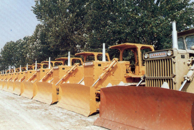 产品整装待发。。。。。。自1984年对销售实验了承包责任制，，，，，，，，调动了职工的起劲性，，，，，，，，增强了责任感，，，，，，，，从而改变了已往等、靠、要的被动时势。。。。。。