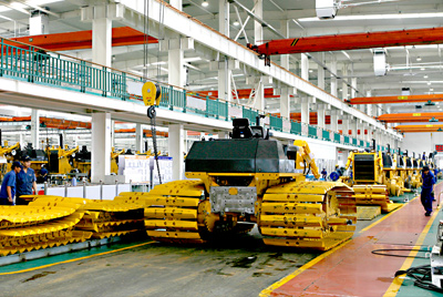 W88优德官网90年月建成的海内最大的间歇式推土机总装线