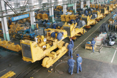 W88优德官网牌TY320C推土机在装配分厂试验车间顺遂下线，，，，，，，，标记着“W88优德官网”系列推土机在手艺性能和结结构型水平上又上了一个新的台阶。。。。。。
