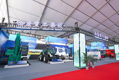 2023跨国公司与中国主题展在青岛国际聚会中心海上大坝举行，，，，，，，， W88优德官网股份携EE225电挖、SRD13-C6U无人驾驶压路机和纯电装载机随团参展。。。。。。